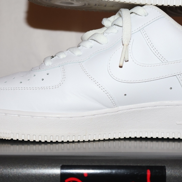 Nike Air Force 1 '07 in Triple White - Picture 9 of 10